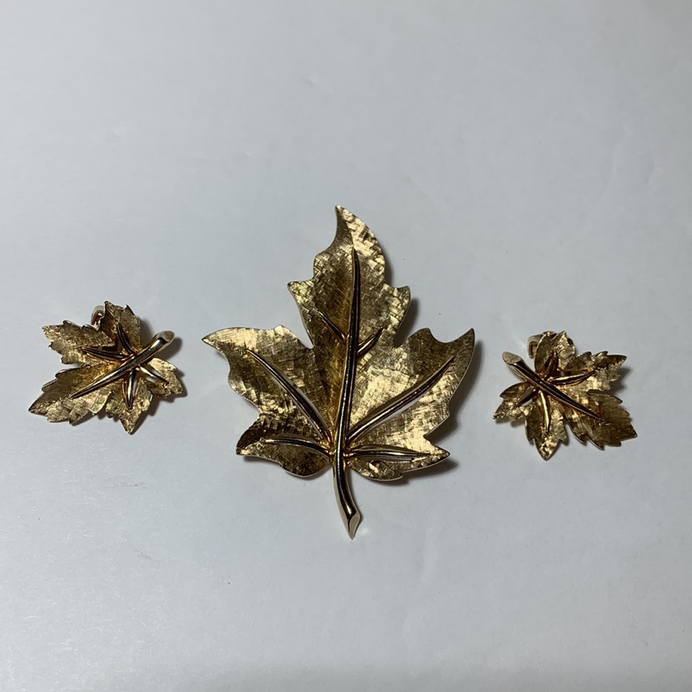 BOUCHER Maple Leaf Brooch Pin Clip On Earrings VTG Demi-Parure Gold Tone Signed